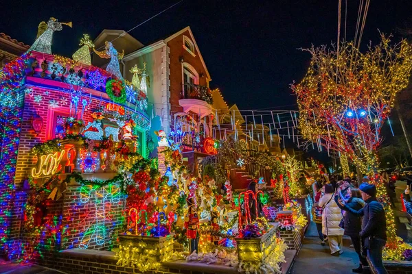 Brooklyn, Ny, Usa - 23 Aralık 2019, Dyker Heights, New York 'taki evlerin Gece Görüşü Noel süslemesi