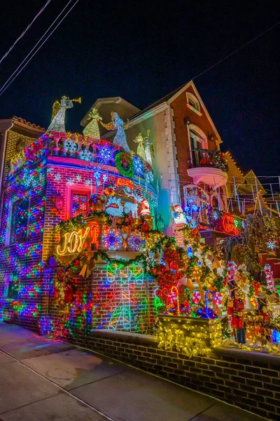 Бруклин, Нью-Йорк, США - 23 декабря 2019 года, Рождественское украшение домов в Дайкер Хайтс, Нью-Йорк — стоковое фото