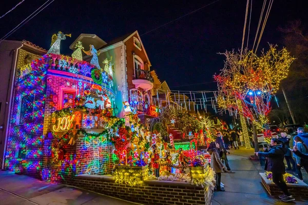 Brooklyn, Ny, Usa - 23 Aralık 2019, Dyker Heights, New York 'taki evlerin Gece Görüşü Noel süslemesi — Stok fotoğraf