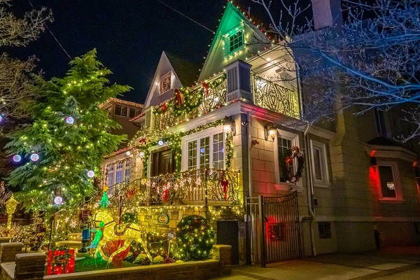 Brooklyn, Ny, Usa - 23 Aralık 2019, Dyker Heights, New York 'taki evlerin Gece Görüşü Noel süslemesi — Stok fotoğraf