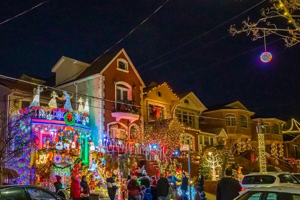 Brooklyn, Ny, Usa - 23 Aralık 2019, Dyker Heights, New York 'taki evlerin Gece Görüşü Noel süslemesi — Stok fotoğraf