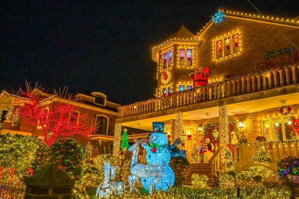 Brooklyn, Ny, Usa - 23 Aralık 2019, Dyker Heights, New York 'taki evlerin Gece Görüşü Noel süslemesi — Stok fotoğraf