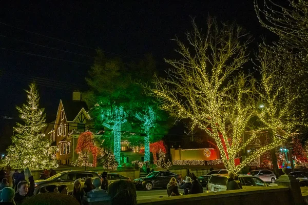 Brooklyn, Ny, Usa - 23 Aralık 2019, Dyker Heights, New York 'taki evlerin Gece Görüşü Noel süslemesi