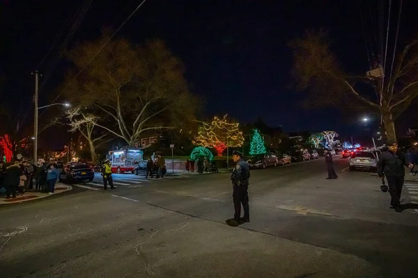 Brooklyn, Ny, Usa - 23 Aralık 2019, Dyker Heights, New York 'taki evlerin Gece Görüşü Noel süslemesi — Stok fotoğraf