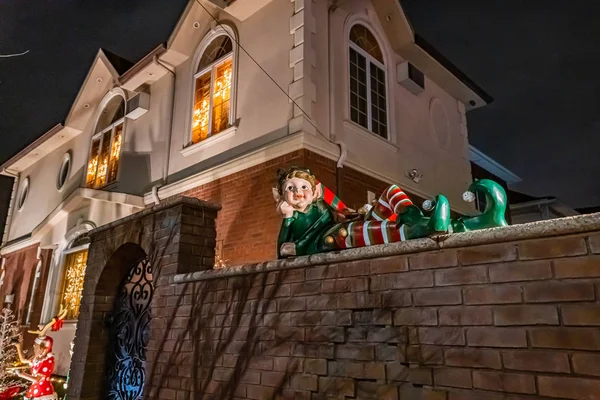 Brooklyn, Ny, Usa - 26 Aralık 2019, Dyker Heights, New York 'taki evlerin Gece Görüşü Noel süslemesi — Stok fotoğraf
