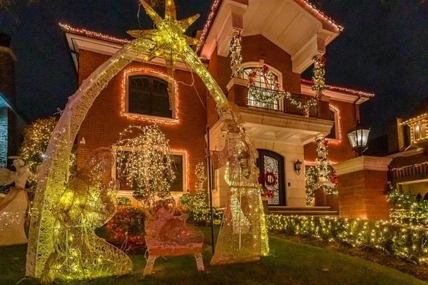 Brooklyn, Ny, Usa - 26 Aralık 2019, Dyker Heights, New York 'taki evlerin Gece Görüşü Noel süslemesi — Stok fotoğraf