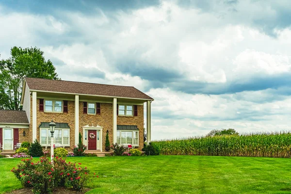 Amish Country, Lancaster Pa Us - 4 вересня 2019, будинок, паркан, дерево, трава на дорозі між полями в Ланкастері, Pa Us — стокове фото