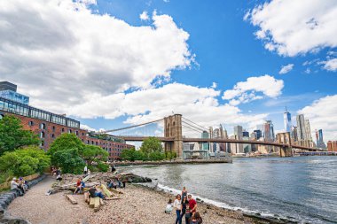 Brooklyn, New York, ABD - 13 Eylül 2019: Brooklyn Tarih Derneği DUMBO, Brooklyn Köprüsü, New York 'taki tarihi atlıkarınca ve Manhattan.