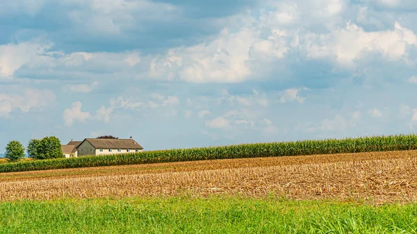 Amish land boerderij schuur veld landbouw in Lancaster, PA US — Stockfoto