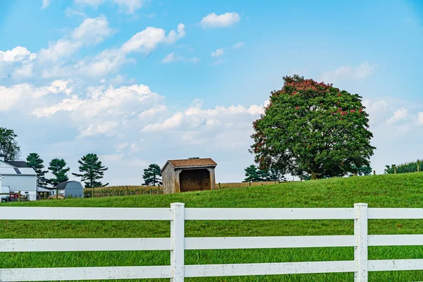 Amish país fazenda celeiro campo agricultura em Lancaster, PA EUA — Fotografia de Stock