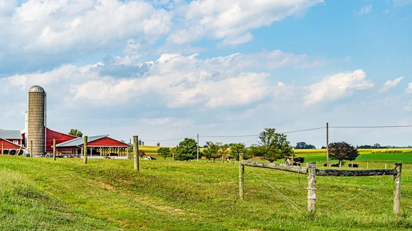 Amish campo granja granero agricultura en Lancaster, PA US — Foto de Stock