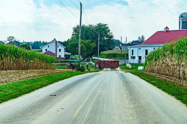 Pole kukurydzy, droga i miasto w Lancaster, Pa Us — Zdjęcie stockowe