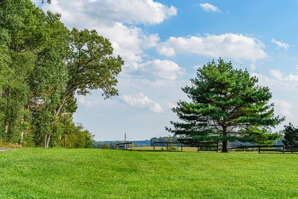 Amish agricoltura campo di campagna, bella recinzione di legno marrone, fattoria, fienile in Lancaster, PA Stati Uniti — Foto Stock