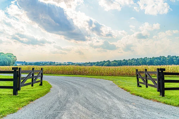 Amish campo agrícola, hermosa cerca de madera marrón, granja, granero en Lancaster, PA US — Foto de Stock