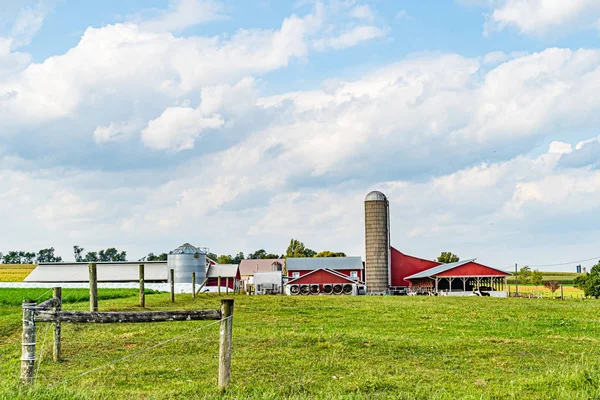 Amish campo granja granero agricultura en Lancaster, PA US — Foto de Stock