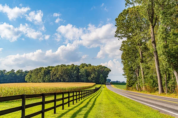 Amish campo agrícola, hermosa cerca de madera marrón, granja, granero en Lancaster, PA US — Foto de Stock