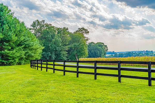 Amish tarlası tarımı, güzel kahverengi ahşap çitler, Lancaster 'da çiftlik, ahır, PA US.