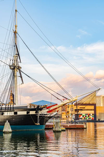 Baltimore, Maryland, ABD - 4 Eylül 2019 USS Constellation Ship ve ofis binalarıyla Baltimore Limanı — Stok fotoğraf