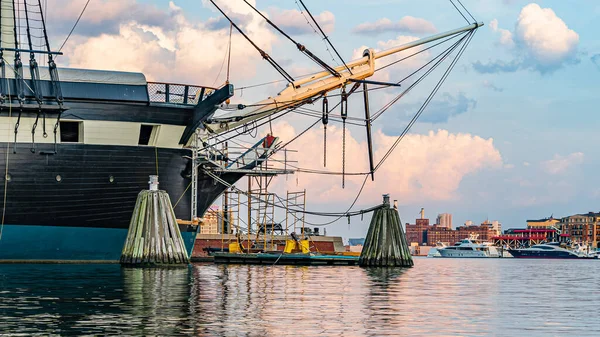 Baltimore, Maryland, ABD - 4 Eylül 2019 USS Constellation Ship ve ofis binalarıyla Baltimore Limanı — Stok fotoğraf