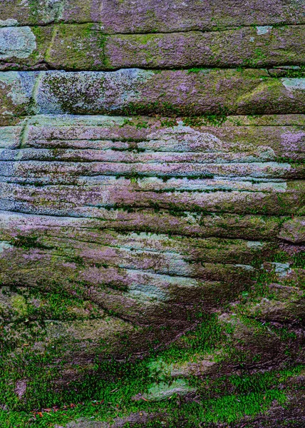 Texture del muro di pietra con muschio verde, sfondo — Foto Stock