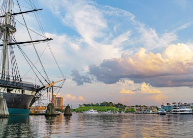 Baltimore, Maryland, ABD - 4 Eylül 2019 USS Constellation Ship ve ofis binalarıyla Baltimore Limanı