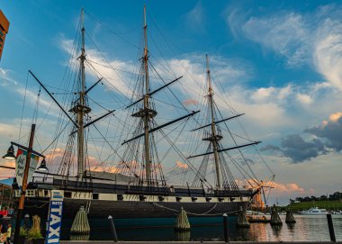 Baltimore, Maryland, ABD - 4 Eylül 2019 USS Constellation Ship ve ofis binalarıyla Baltimore Limanı