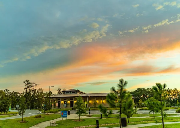Centro visitatori e area di sosta in Georgia USA sullo sfondo di un tramonto estivo con nuvole bianche, arancioni, blu e scure nel cielo — Foto Stock