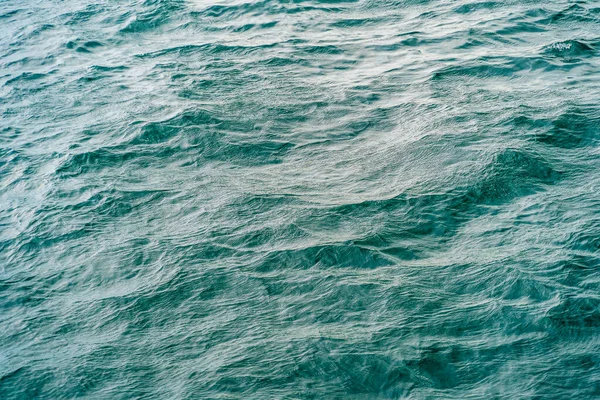 寻找有泡沫 喷气机 科得斯角溪流的大西洋海水 — 图库照片