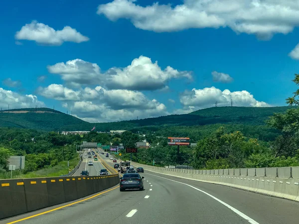 Autostrada tra colline, boschi e campi vicino a Scranton, Pennsylvania Stati Uniti . — Foto Stock