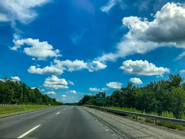 Autostrada tra colline, boschi e campi vicino a Scranton, Pennsylvania Stati Uniti . — Foto Stock