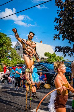 Provincetown, Massachusetts ABD - 22 Ağustos 2019 Ticaret Caddesi 'ndeki Yıllık Provincetown Karnaval Yürüyüşü
