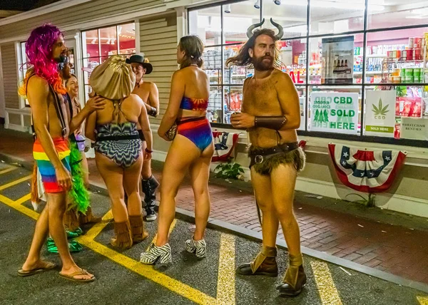 Provincetown Massachusetts Usa Sierpień 2019 Ludzie Spacerujący Corocznej Paradzie Karnawałowej — Zdjęcie stockowe