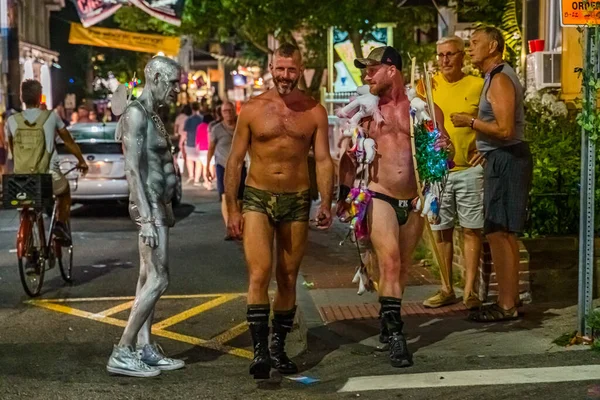 Provincetown Massachusetts Usa Sierpień 2019 Ludzie Spacerujący Corocznej Paradzie Karnawałowej — Zdjęcie stockowe