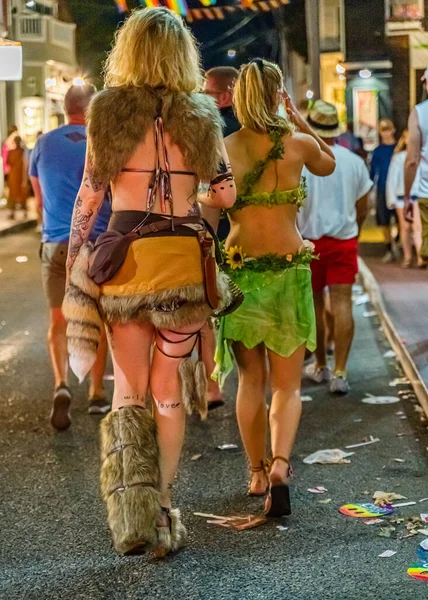 Provincetown Massachusetts Usa Sierpień 2019 Ludzie Spacerujący Corocznej Paradzie Karnawałowej — Zdjęcie stockowe