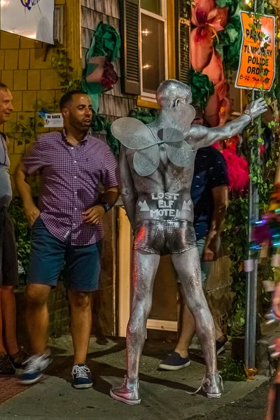 Provincetown, Massachusetts, USA - 22 augusti 2019 Personer som promenerar i den årliga karnevalsparaden på Commercial Street. — Stockfoto