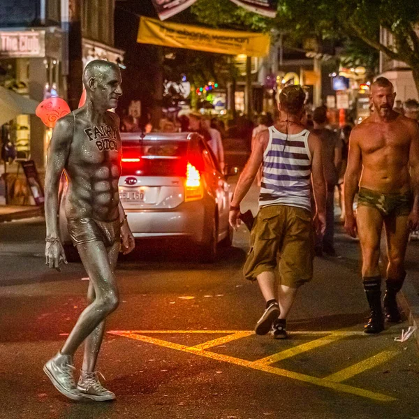 Provincetown, Massachusetts, USA - 22 augusti 2019 Personer som promenerar i den årliga karnevalsparaden på Commercial Street. — Stockfoto