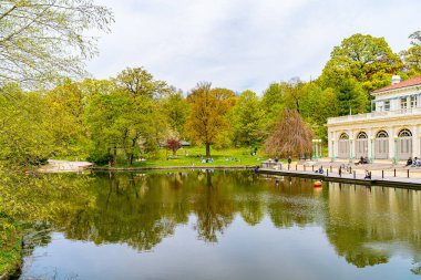 Prospect Park, Brooklyn New York 3 Mayıs 2020, Brooklyn, New York. İnsanlar sosyal mesafelerini koruyorlar, çünkü Pazar günü, Covid19 Salgını, Audubon Park Kayıkhanesi