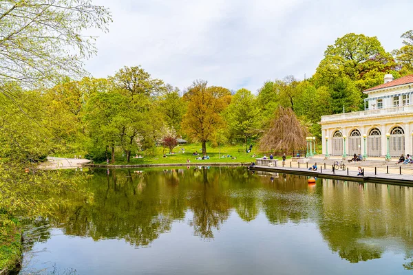 Prospect Park, Brooklyn New York 3 Mayıs 2020, Brooklyn, New York. İnsanlar sosyal mesafelerini koruyorlar, çünkü Pazar günü, Covid19 Salgını, Audubon Park Kayıkhanesi