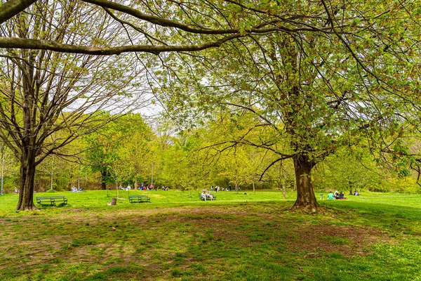 Prospect park, Brooklyn NY May 03, 2020, Brooklyn, New York City. People Keeping Their Social Distance, Because Of The Covid19 Pandemic, Sunday, Prospect Park — Stock Photo, Image
