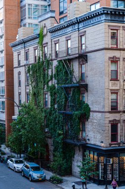Manhattan, New York, ABD - 29 Ağustos 2019: Manhattan High Line Park. Çevredeki ev ve parkların manzarası. High Line, yüksek demiryolları üzerine inşa edilmiş popüler bir doğrusal parktır..