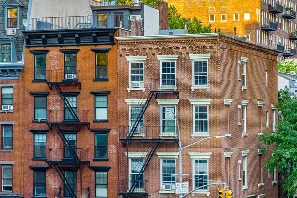 Manhattan, New York, ABD - 29 Ağustos 2019: Manhattan High Line Park. Çevredeki ev ve parkların manzarası. High Line, yüksek demiryolları üzerine inşa edilmiş popüler bir doğrusal parktır..