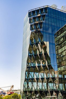 Manhattan, New York, ABD - 29 Ağustos 2019: Manhattan High Line Park. Çevredeki ev ve parkların manzarası. High Line, yüksek demiryolları üzerine inşa edilmiş popüler bir doğrusal parktır..