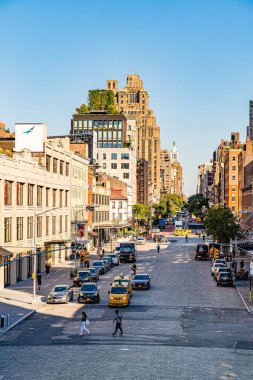 Manhattan, New York, ABD - 29 Ağustos 2019: Manhattan High Line Park. Çevredeki ev ve parkların manzarası. High Line, yüksek demiryolları üzerine inşa edilmiş popüler bir doğrusal parktır..