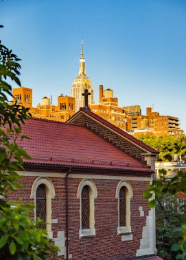 Manhattan, New York, ABD - 29 Ağustos 2019: Manhattan High Line Park. Çevredeki ev ve parkların manzarası. High Line, yüksek demiryolları üzerine inşa edilmiş popüler bir doğrusal parktır..