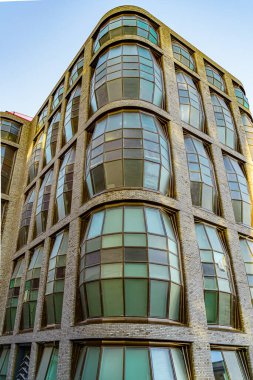 Manhattan, New York, ABD - 29 Ağustos 2019: Manhattan High Line Park. Çevredeki ev ve parkların manzarası. High Line, yüksek demiryolları üzerine inşa edilmiş popüler bir doğrusal parktır..