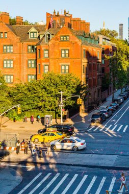 Manhattan, New York, ABD - 29 Ağustos 2019: Manhattan High Line Park. Çevredeki ev ve parkların manzarası. High Line, yüksek demiryolları üzerine inşa edilmiş popüler bir doğrusal parktır..