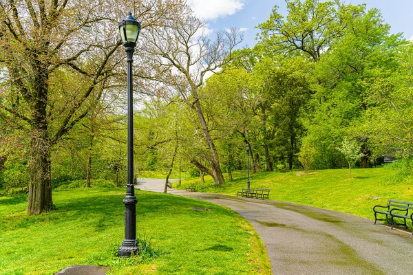 Prospect park, Brooklyn NY May 11, 2020, Brooklyn, New York City. People Keeping Their Social Distance, Because Of The Covid19 Pandemic, Sunday, Prospect Park — Stock Photo, Image