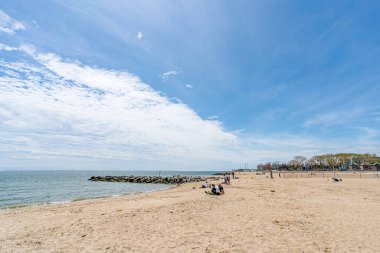 Manhattan plajı, Brooklyn, New York 17 Mayıs 2020, Brooklyn, New York. Pazar günkü Covid19 salgını yüzünden insanlar sosyal mesafelerini koruyorlar.