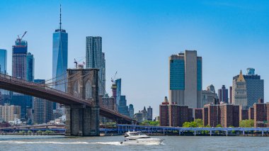 Aşağı Manhattan silueti olan Brooklyn Köprüsü, New York 'taki One World Trade Center.