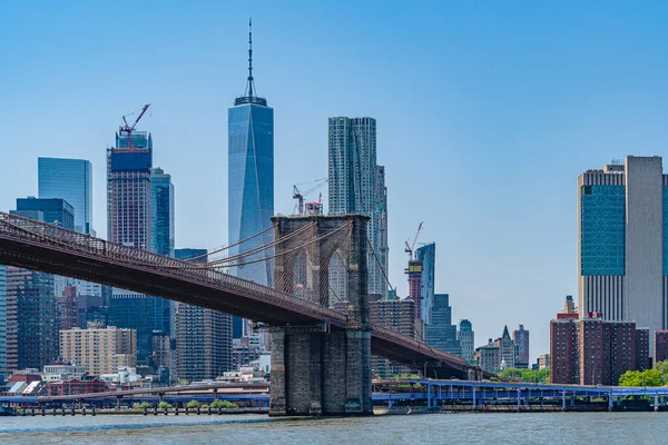 Pont de Brooklyn avec horizon Manhattan inférieur, One World Trade Center à New York . — Photo